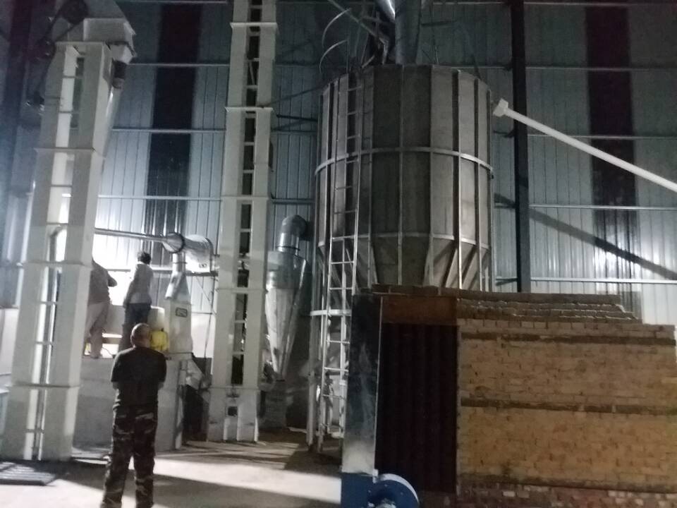 河北武安糧食烘干機加班調試中